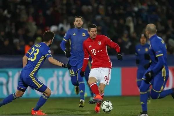 在羽毛球比 在羽毛球比